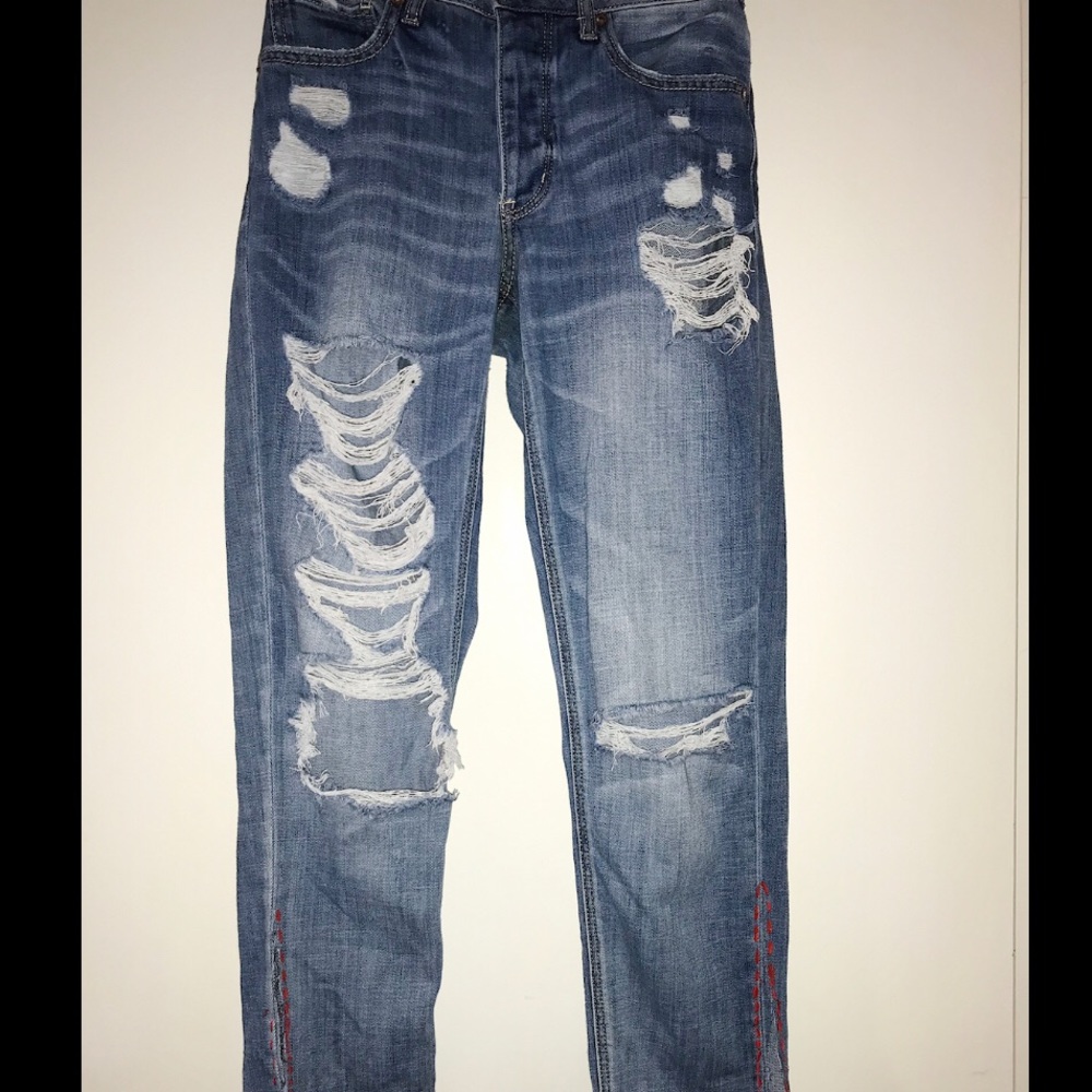 Boyfriend jeans with a touch of red